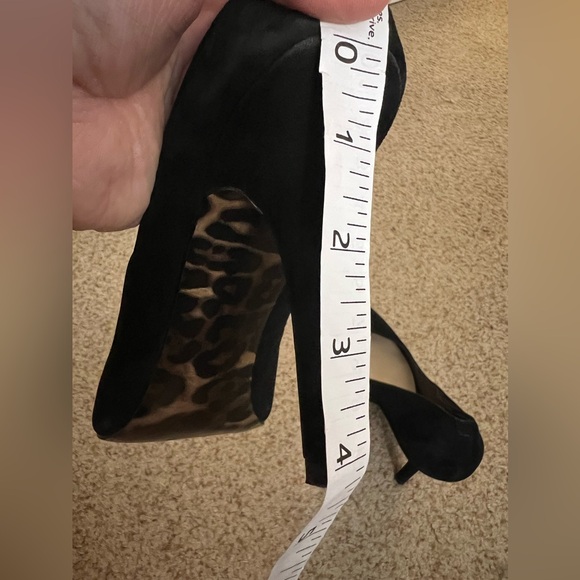 Guess black pointy pumps with cheetah print bottoms - Picture 6 of 8